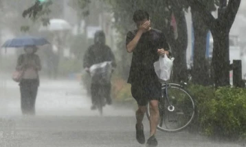 Një person humbi jetën nga stuhia në Japoni, urdhërohet evakuimi i dhjetëra mijëra njerëzve