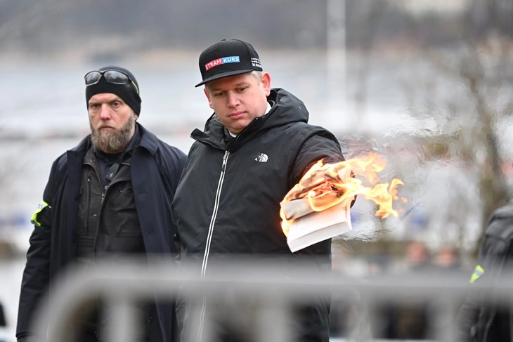 Шведска го обвинува Иран за испраќање 15.000 СМС пораки со кои се повикува на одмазда за  палењето на Куранот