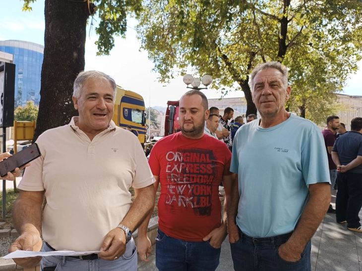 Truck drivers protest over EUR 2,100,000 owed to them by former Feni Industries