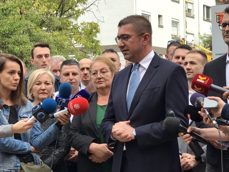 Mickoski: Gjuha shqipe nuk është e rrezikuar, personalisht e respektoj dhe këtë e tregoj me vepra