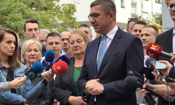 Mickoski: Gjuha shqipe nuk është e rrezikuar, personalisht e respektoj dhe këtë e tregoj me vepra