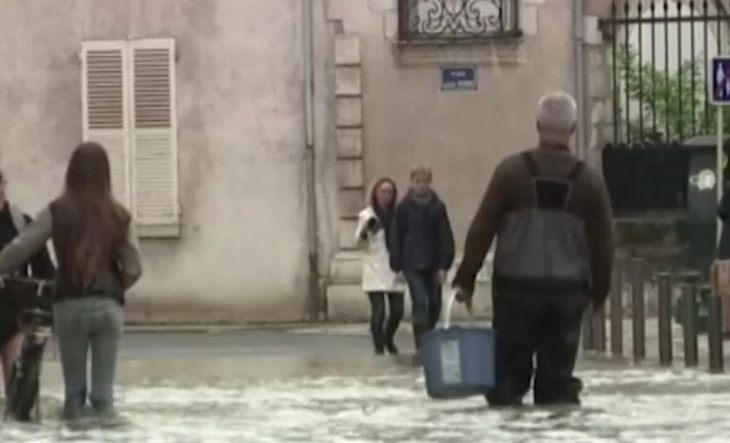 Невреме во Франција: Кан под вода, училиштата затворени