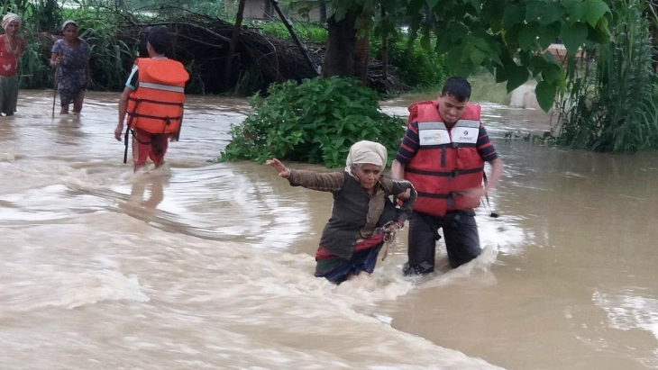 Të paktën 32 persona e kanë humbur jetën në përmbytjet në Nepal