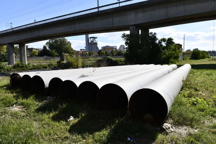 City heating company installs heating pipes under Belasica Bridge