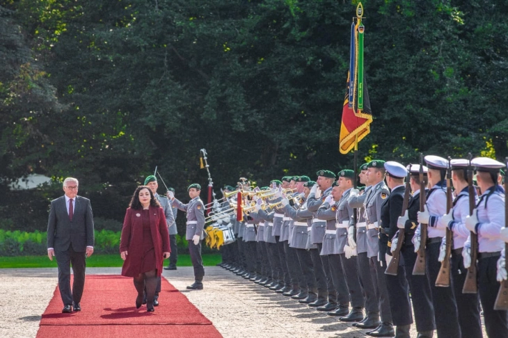 Presidentja e Kosovës, Vjosa Osmani udhëtoi për vizitë pune në Gjermani, takohet me presidentin Shtajnmaer