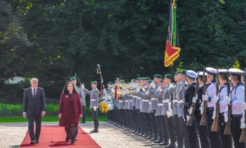 Presidentja e Kosovës, Vjosa Osmani udhëtoi për vizitë pune në Gjermani, takohet me presidentin Shtajnmaer