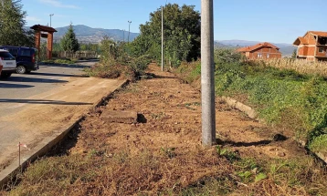 Во општина Зрновци се уредуваат нови тротоарски површини