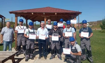 Преку проект „Социјално домување во Чашка“ десет жители на Чашка  добија сертификати за стручни  градежни работници