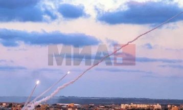 Hezbollahu në mëngjes ka gjuajtur rreth 50 raketa drejt Izraelit, goditet një kazermë