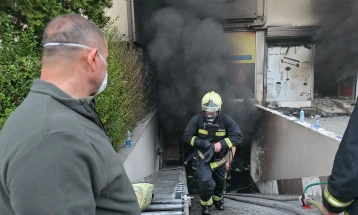 Гаснењето на пожарот во Чаир отежнато поради големата количина запаливи материјали