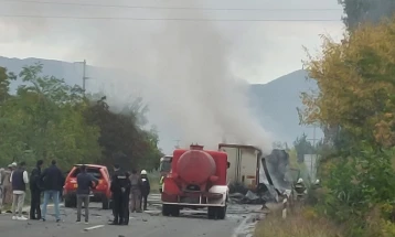 Tre persona e kanë humbur jetën, një është lënduar në aksidentin e rëndë në rrugën Prilep - Manastir, në afërsi të fshatit Lagovë