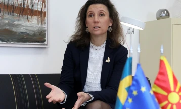 Ambasadorja Larson në takim me Grupin parlamentar për bashkëpunim me Parlamentin e Suedisë