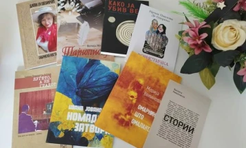 Делчевската библиотека подари книги на жртвите од семејно насилство од шелтер центарот во Делчево