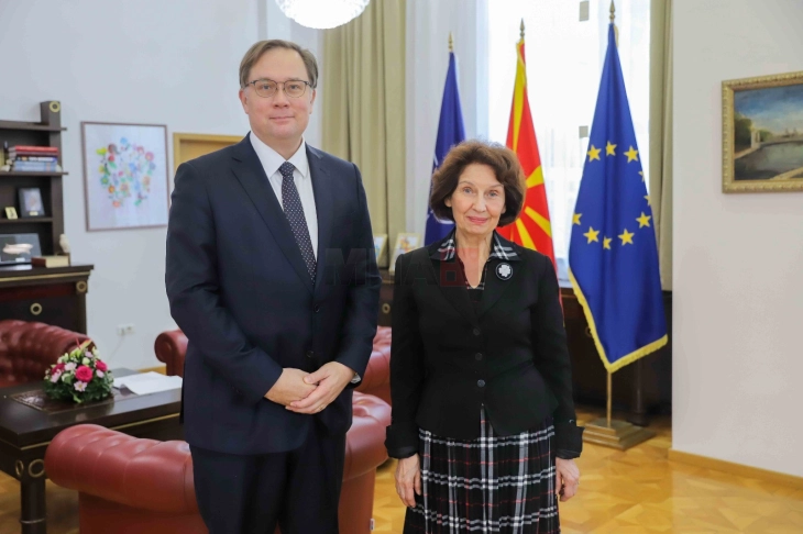 Presidentja Siljanovska Davkova priti ambasadorin finlandez, Niklas Lindkvist