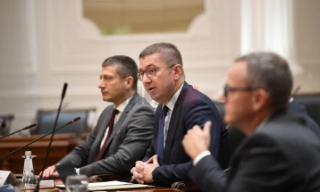 Qeveria përmes Ministrisë së Vetëqeverisjes Lokale dhe në partneritet me UNDP-në dhe Ambasadën e Zvicrës, qaset ndaj procesit të debatit për ndryshime të Ligjin për Vetëqeverisje Lokale