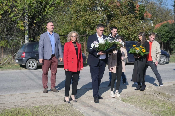 Положено свежо цвеќе пред споменикот на Васил Стојанов-Аџиларски