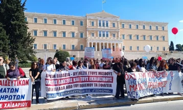 Мирен протест во Атина наставниците во рамките на 24-часовниот штрајк (Фото)