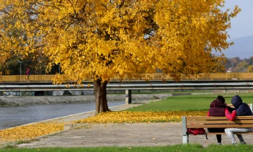 Mëngjes i freskët, gjatë ditës me diell me temperatura deri 23 gradë