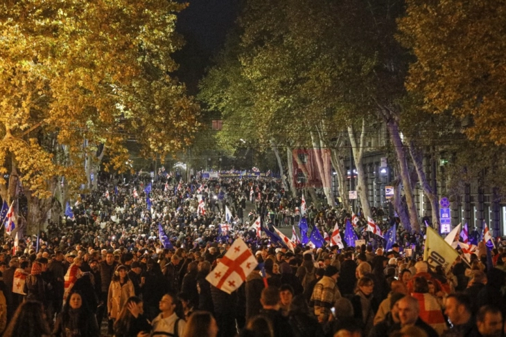 Mijëra protestues u mblodhën para Parlamentit të Gjeorgjisë për të protestuar kundër rezultateve zgjedhore