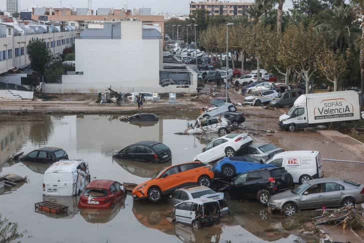 Spain continues clean-up after deadly floods, Sánchez due in Valencia