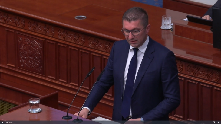 Mickoski: Nuk ka maqedonase më të madhe se Sanja Bozhinovska, ajo është profesioniste me pozicione jashtëzakonisht cilësore në të kaluarën