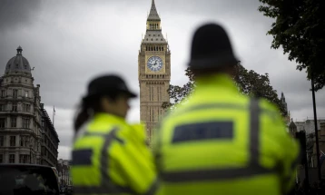 Pothuajse 600 policë britanikë janë pushuar nga puna për shkak të sjelljes së keqe