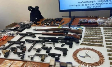 Zbulohet një arsenal i madh i armës dhe materialit shpërthyes në Athinë, arrestohen pesë persona