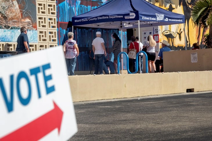 SHBA/Zgjedhje: Mbyllen qendrat e para të votimit