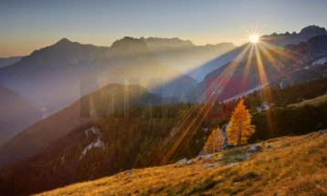 Mëngjes i ftohtë, gjatë ditës me diell me vranësira të ulëta deri në mesatare