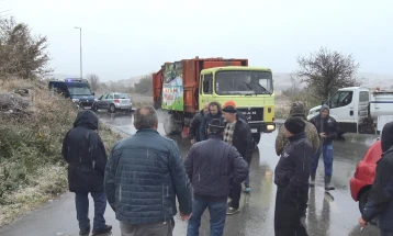 Комунални возила од други општини не ја поминаа блокадата кон депонијата кај Кочани