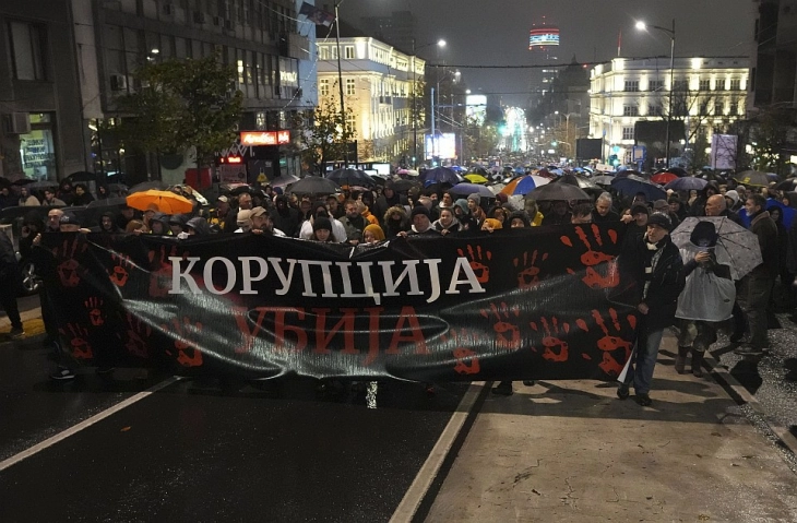 Протест на опозицијата пред Владата на Србија: Се бараат оставки од премиерот Вучевиќ и градоначалникот на Нови Сад