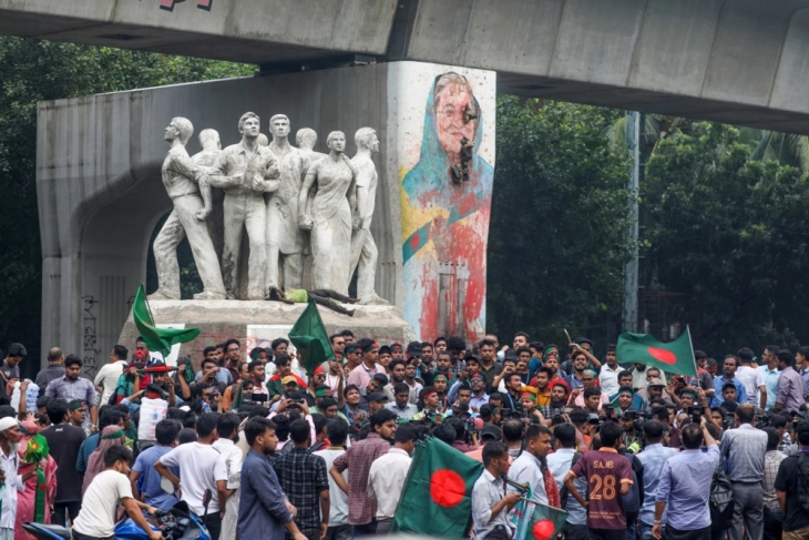 Rreth 1500 njerëz e humbën jetën në protestat në Bangladesh që çuan drejt dorëheqjes së kryeministres Sheih Hasina