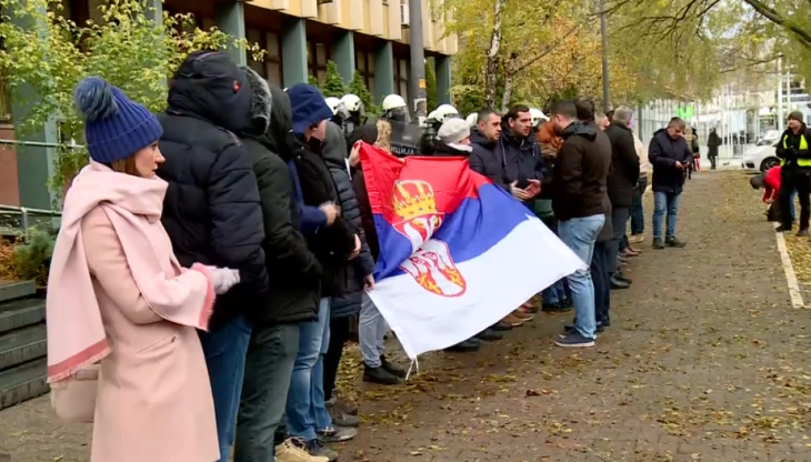 Српската опозиција трет ден по ред ја блокира зградата на судот и обвинителството во Нови Сад