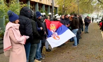 Српската опозиција трет ден по ред ја блокира зградата на судот и обвинителството во Нови Сад