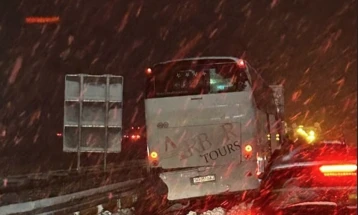 Një autobus nga Maqedonia e Veriut është rrëshqitur në autostradën Nish-Beograd, nuk ka të lënduar