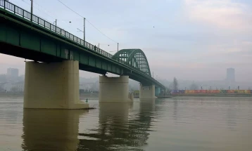 Пратениците од опозицијата и граѓанските активисти поставија камп на Савскиот мост во Белград