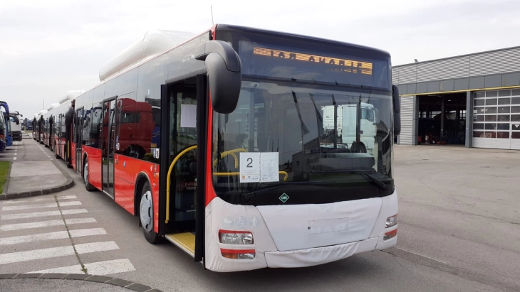 Autobusët privatë përsëri në rrugët e Shkupit, Qeveria pret deri në sezonin e ardhshëm të ngrohjes autobusë të rinj elektrikë