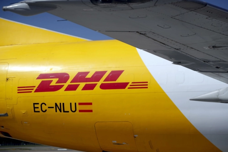 DHL: Авион од наш партнер што пренесувал пратки изврши „принудно слетување“ во Литванија, започна истрага