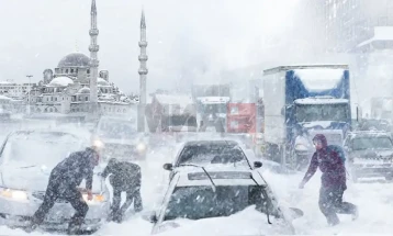 Reshje të dendura të borës në Turqi: Shkolla të mbyllura dhe shpëtohen qindra qytetarë