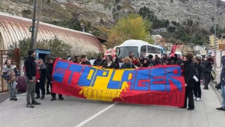 Италијански и албански активисти на граѓанското општество протестираа во Шенѓин против имигрантските центри