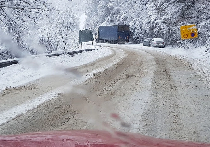 Ndalohet qarkullimi në rrugën Tetovë - Kodra e Diellit, automjete të bllokuara në Kodrën e Diellit dhe në Mavrovë