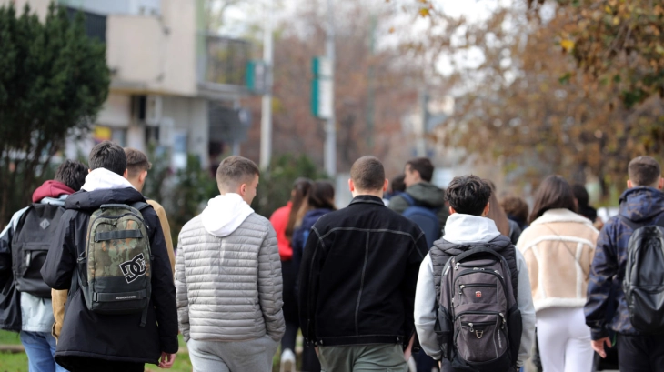 Ndërgjegjësim më i madh për prezencën e personave me dëmtim të dëgjimit, mjete vizuale dhe asistentë që kuptojnë gjuhën e shenjave