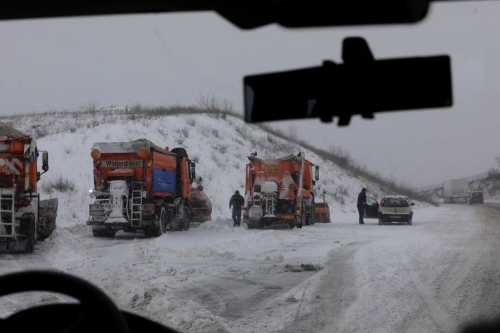 Специјално возило испратено да ги извлече возилата заглавени кај Леуново и Никифорово