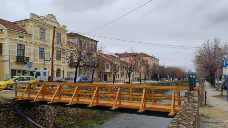 ЈКП „Нискоградба“ постави нови дрвени мостови на реката Драгор во Битола