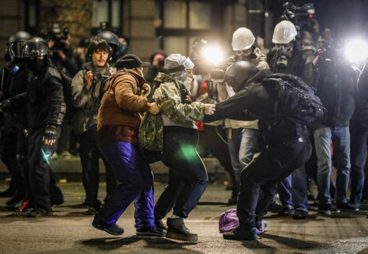 Policia gjeorgjiane i ka shpërndarë protestat e djeshme para ndërtesës së Parlamentit