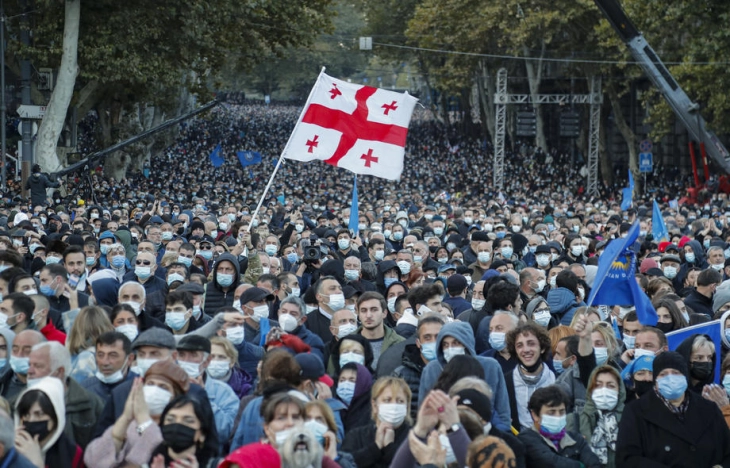 Полицијата физички ги нападна опозициските лидери во Грузија поради организирање протести