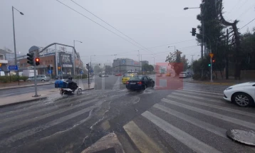 Обилен дожд и силни грмотевици во утринските часови во Атина, на четири грчки острови предупредување за ново невреме