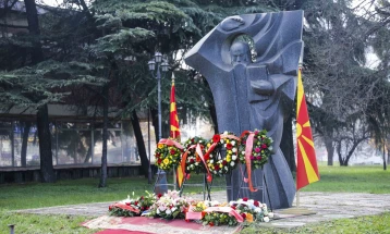 Положено цвеќе пред споменикот на Свети Климент Охридски во Скопје