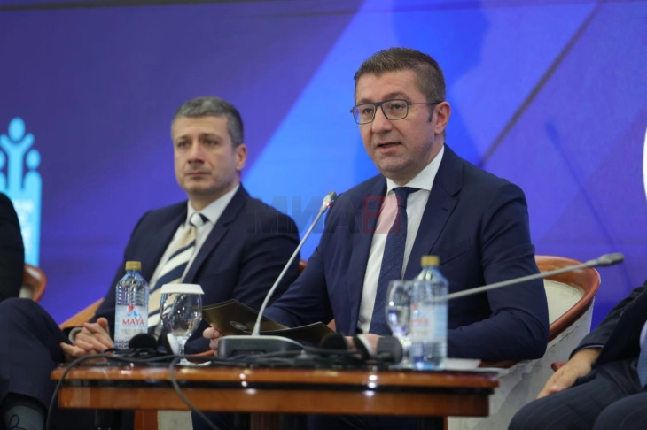 Mickoski: Nuk duhet të lejojmë që kryetarët e komunave të bëhen sundimtarë lokal, as statistë në proceset