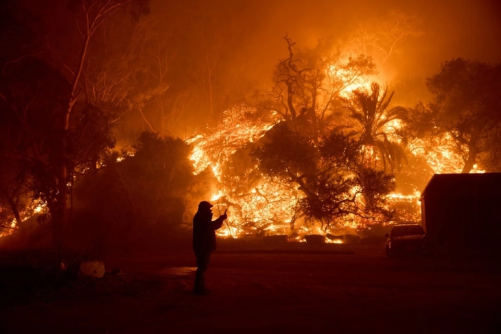 Dick Van Dyke among thousands evacuating from California wildfire